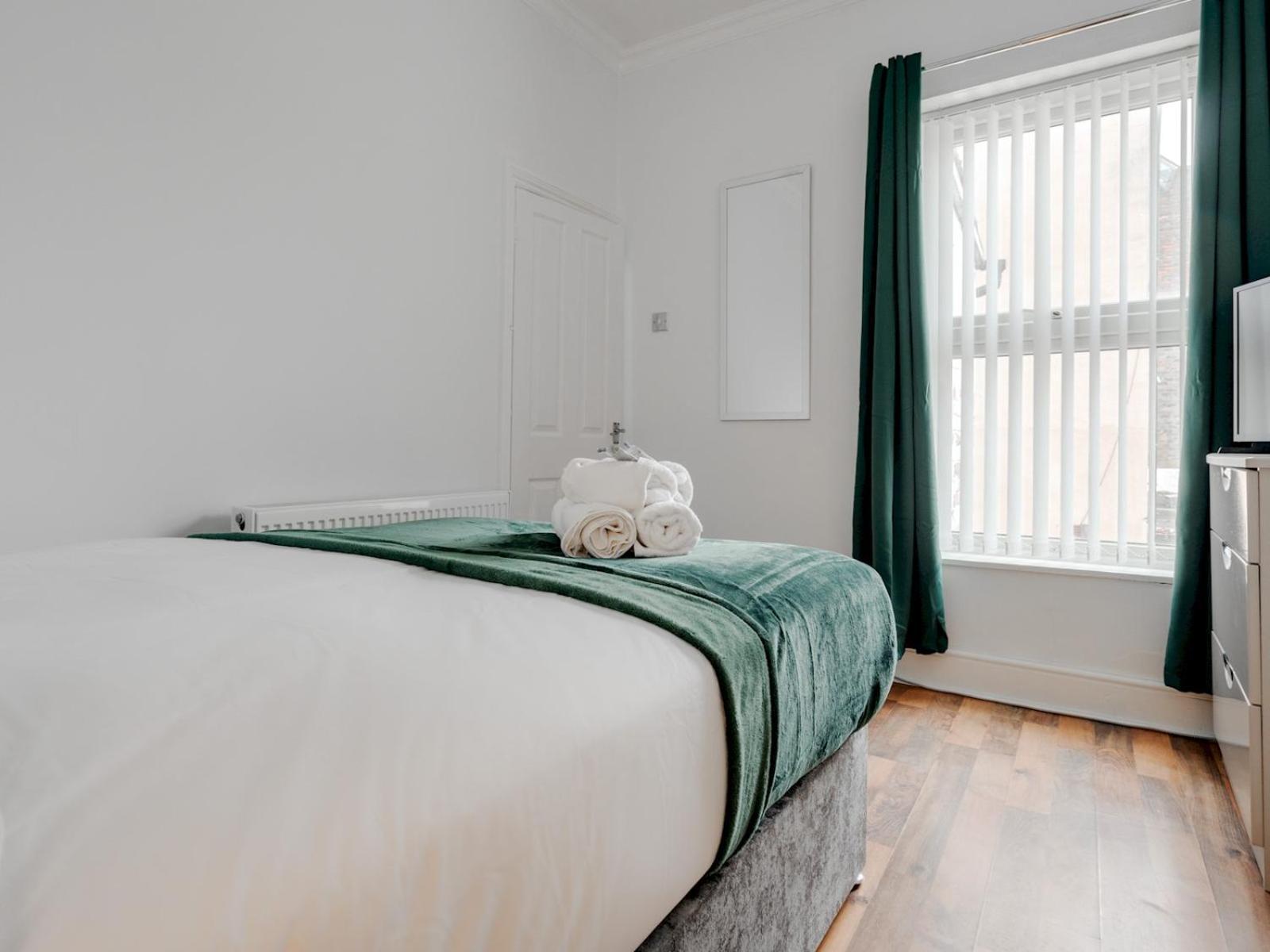 Pass The Keys Ruiskin St - Liverpool Kirkdale Terrace Sleeps 5 Parking别墅 外观 照片